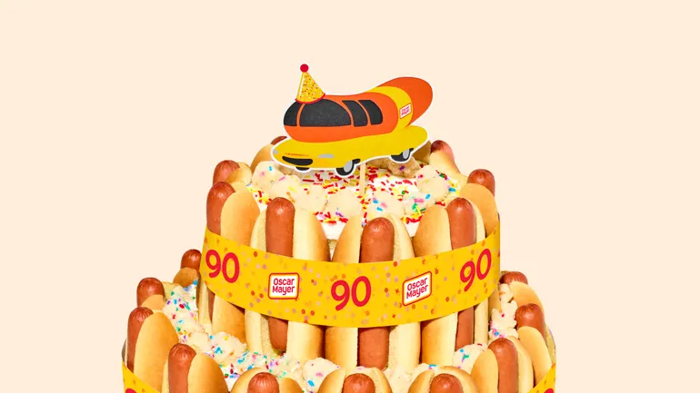奥斯卡·梅耶携手Milk Bar推出热狗蛋糕,庆祝Wienermobile诞生90周年